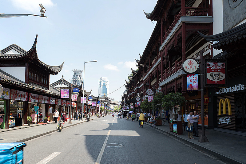 上海老街の様子。奥の高層ビルとの対比が面白い