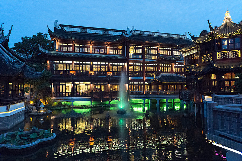 池と噴水と緑波廊