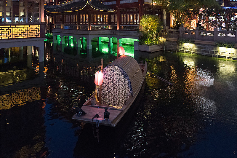 池にはこんな小船を浮かべる演出も