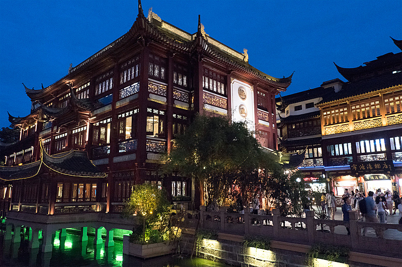 九曲橋から見上げた緑波廊