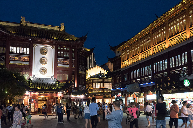 この辺りは九曲橋広場というらしい。夜の方が比較的人は少ない