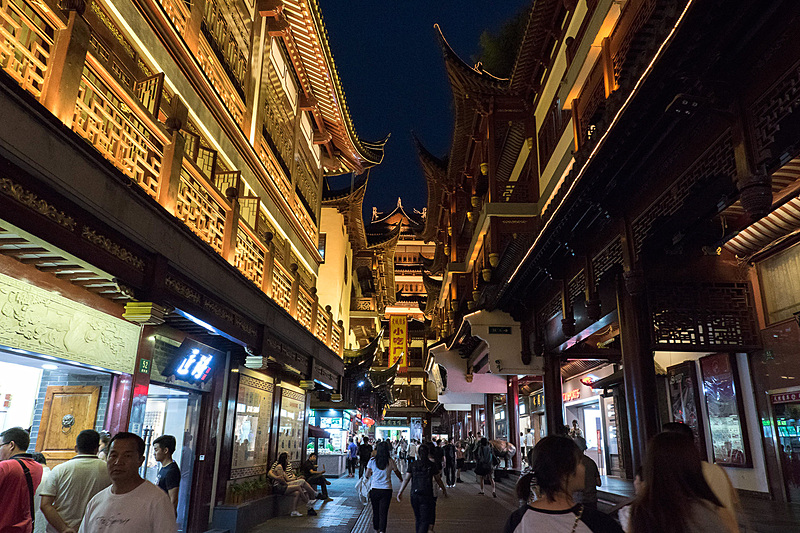 そのほかの夜の豫園商場の様子（その1）