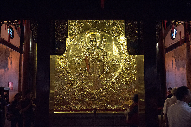 霍光像の裏には金色の板に像が型押しされていた