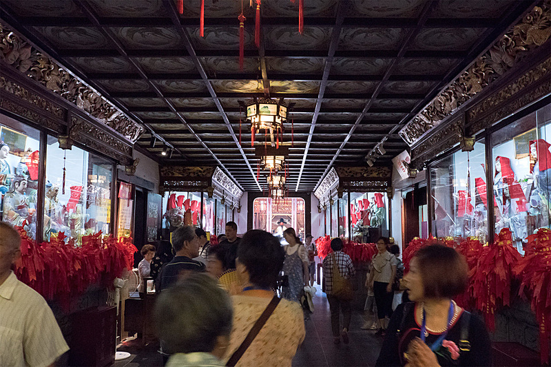 霍光殿の奥の「太歳殿」と呼ばれる建物。両サイドに並ぶのは十干十二支（六十干支）の神像、つまり60体ある