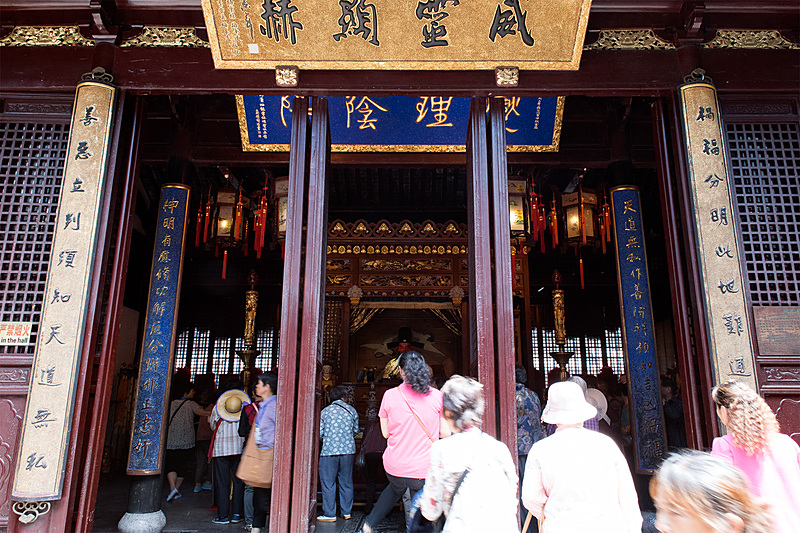 城隍殿。参拝する人があとを絶たない