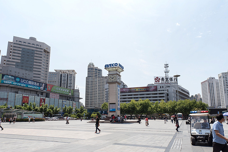 上海駅前の広場。すごく広い