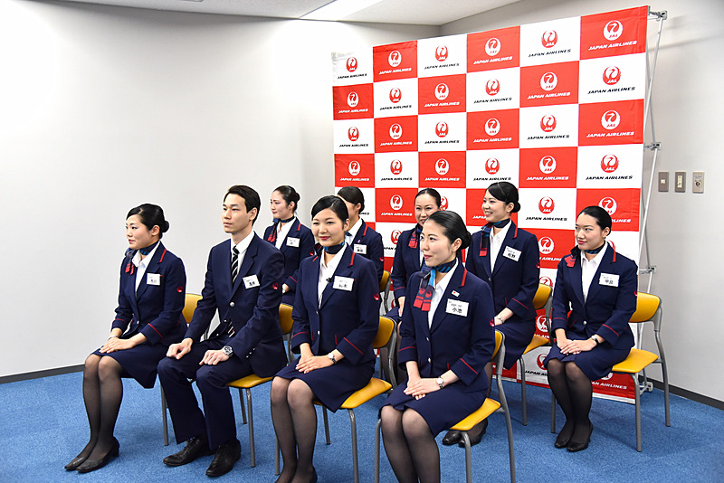 緊張した面持ちで開会式に臨む選抜者9名