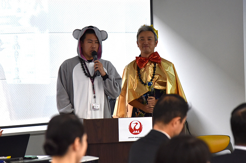 司会者はコアラと南の島の王をイメージ