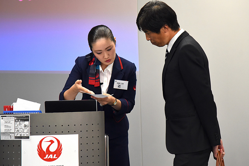 利用者が見やすいよう、より近くで説明するなども