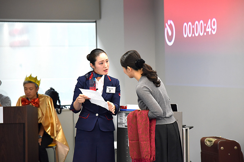 カウンターから少し出て、コミュニケーションしやすい体制を整えていた