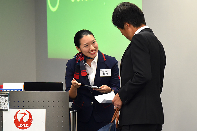 多忙なビジネスマンへは機内でリラックスして、お仕事に備えてくださいとエールを送った