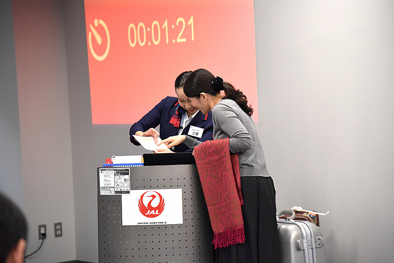 指差し確認をしながら一つ一つ丁寧に説明していた