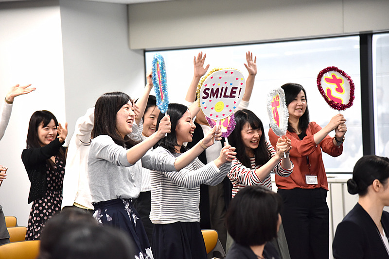 出場者と同じ所属のスタッフたちがうちわなどを振って応援！