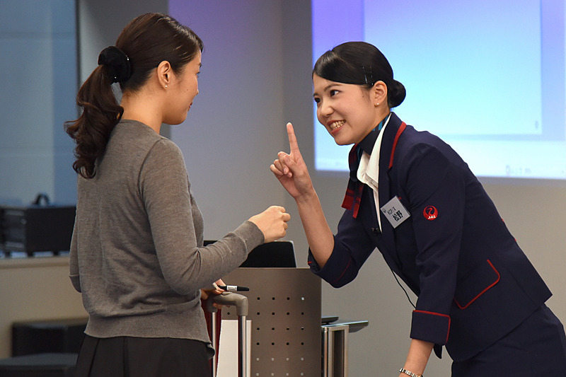 荷物の数を確認する際にはジェスチャーや口が見えやすいようにしながら利用者とコミュニケーション