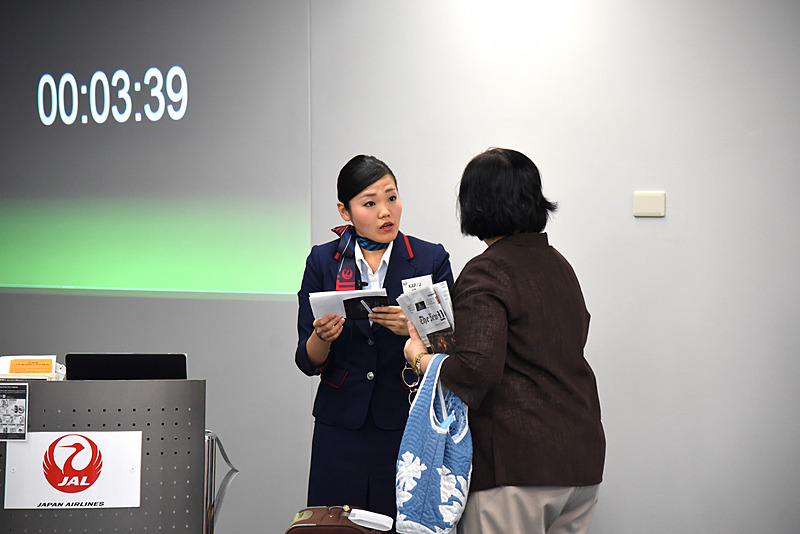 航空券の間違いが発覚した際は、次に行なうべきことをしっかりとした口調で説明