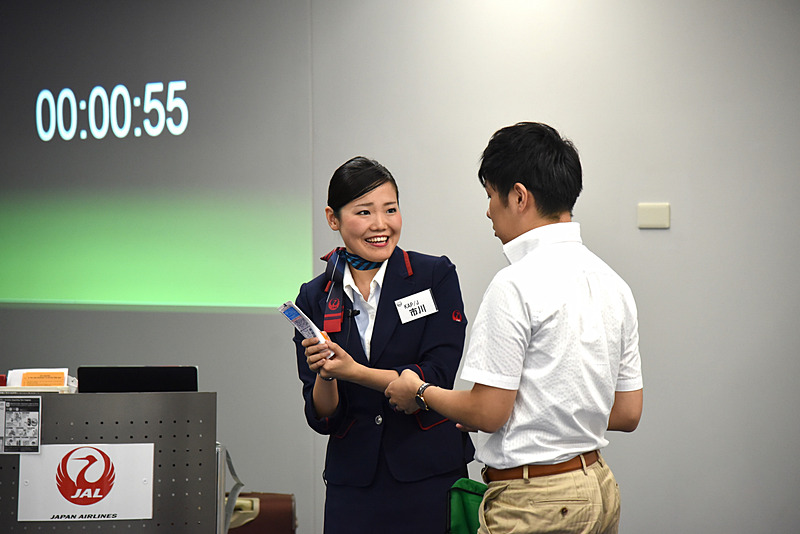 カウンターでの案内不足を謝罪し、その後は笑顔で的確に対応して利用者を納得へ導いていた