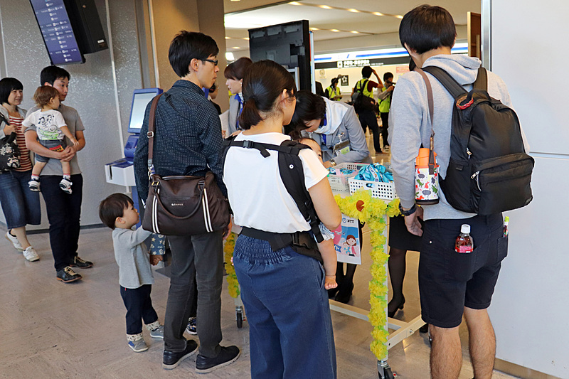 乳幼児を連れた参加者たちが続々と集合