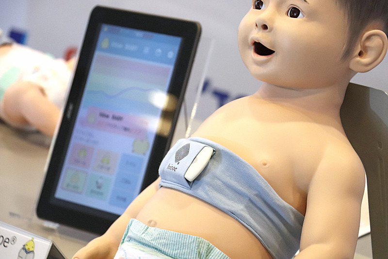 NTTが開発した「hitoeトランスミッター」および「hitoeアプリ」