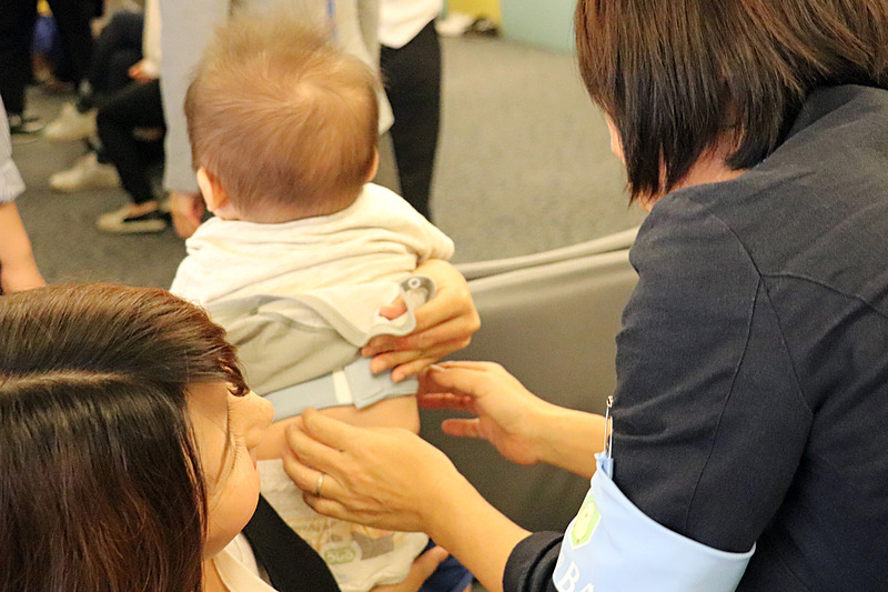 赤ちゃんの肌に直接触れるようhitoeを装着