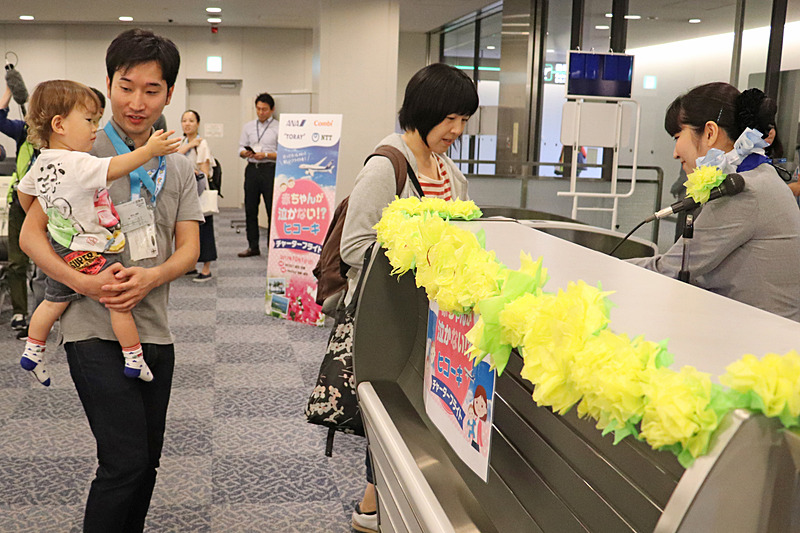 このイベントのためにかわいらしく飾り付けられたゲートから搭乗