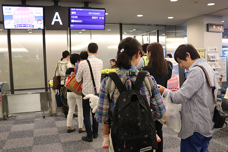 たくさんの乳幼児連れが次々に搭乗