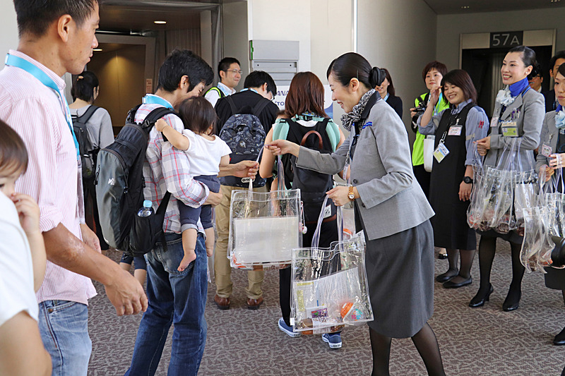 ゲート通過後、ブリッジでマグや麦茶、タブレットが配られた