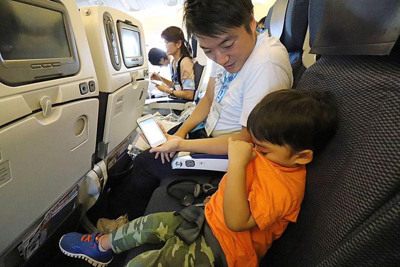 味方利夫さんと聖真（しょうま）くん親子。胸のhitoeが気になる様子だった