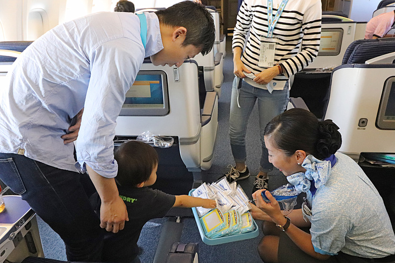 通常の子供向けおもちゃも配布された