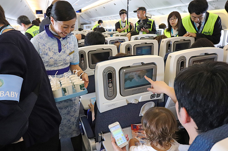 麦茶やリンゴジュースのドリンクサービスも実施