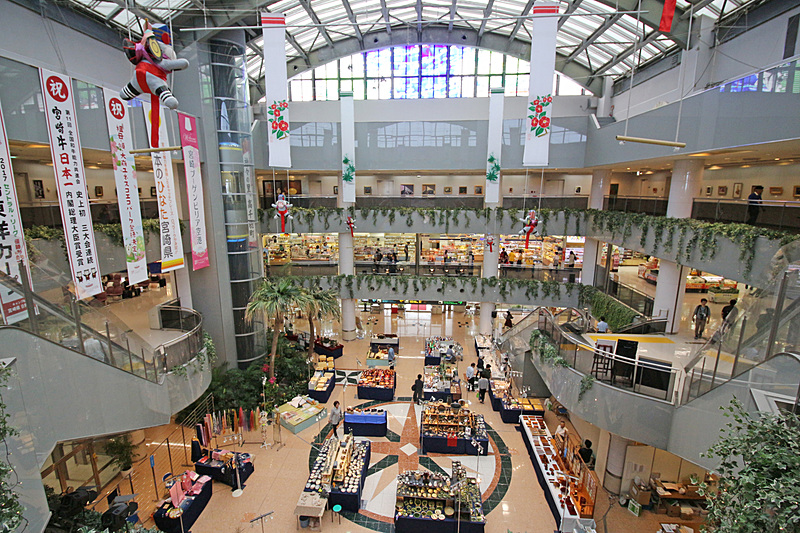 お土産物屋やレストランなども多く、空港内での2時間はあっという間だ