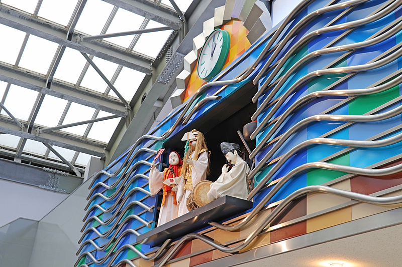 1時間に1回開く、からくり時計「夢かぐら」。伝統芸能の岩戸神楽をモチーフにしたもの