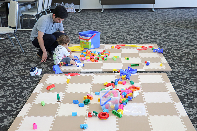 参加者向けに空港内の会議室に設置された休憩スペース