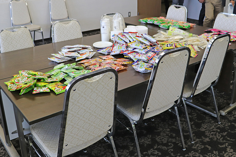 参加者向けに空港内の会議室に設置された休憩スペース