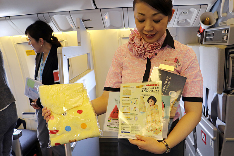 この時期には販売していない子供向けの機内販売品も特別に用意