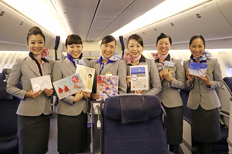 今回のフライトを担当したCAの6名全員がお子さんをお持ちの方々。対応が見事だった