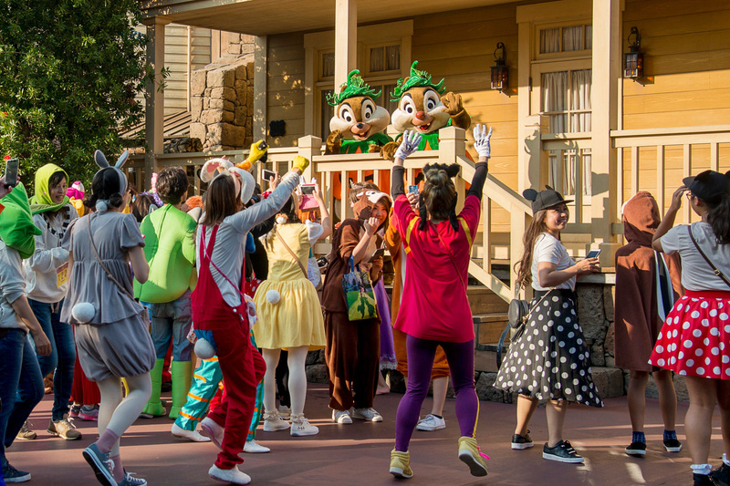 ウエスタンランドでは、かぼちゃコスチュームのチップとデールがお出迎え