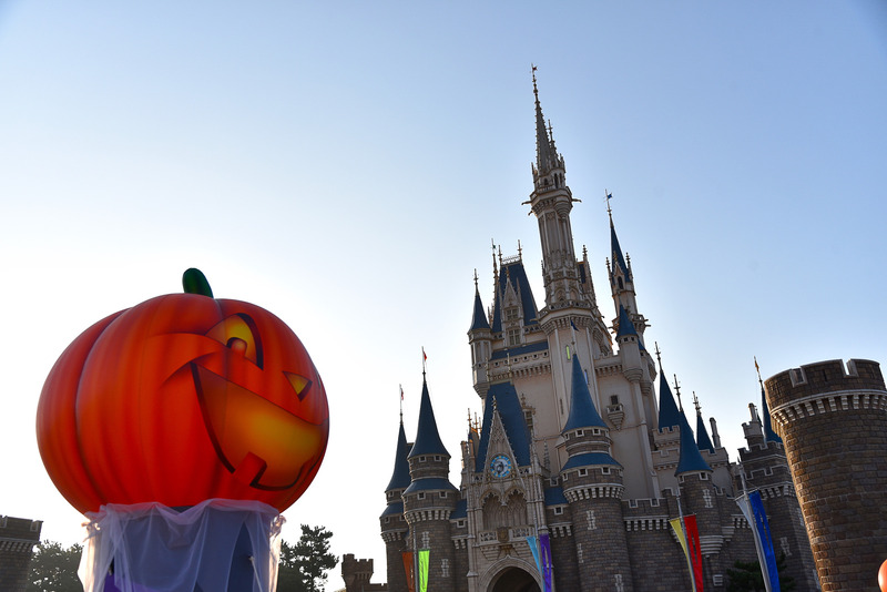 大きなかぼちゃがデコレーションされたスタートゲートとシンデレラ城