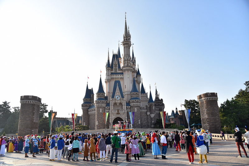 注意事項やコース説明のあとに「トリック・オア・トリート！」と全員で声を揃えるとミッキーマウスたちが登場