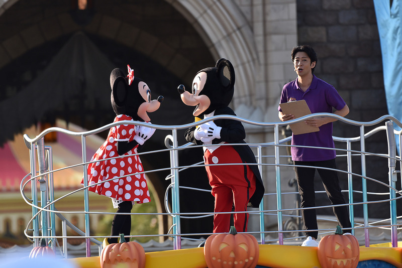 参加者の素敵な仮装姿にびっくり＆大喜びのミッキーマウスとミニーマウス