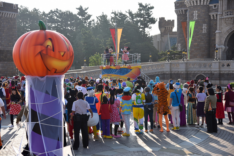 スタートを控え、ミッキーマウスたちとスタートの練習をする参加ゲスト