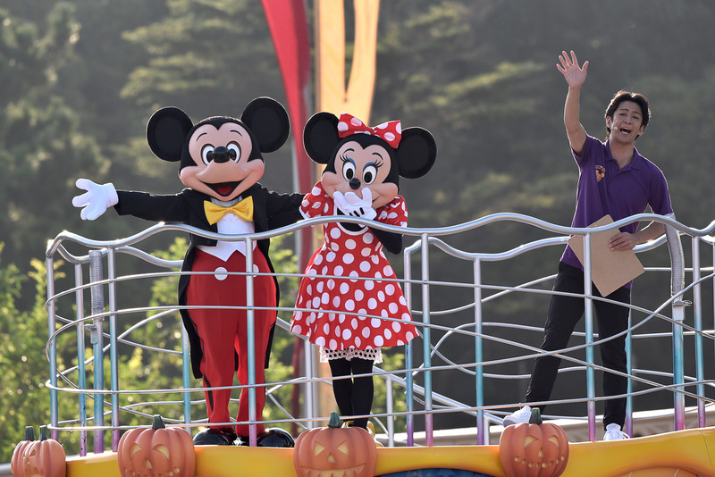 ミッキーマウスが「よーい、スタート！」と合図