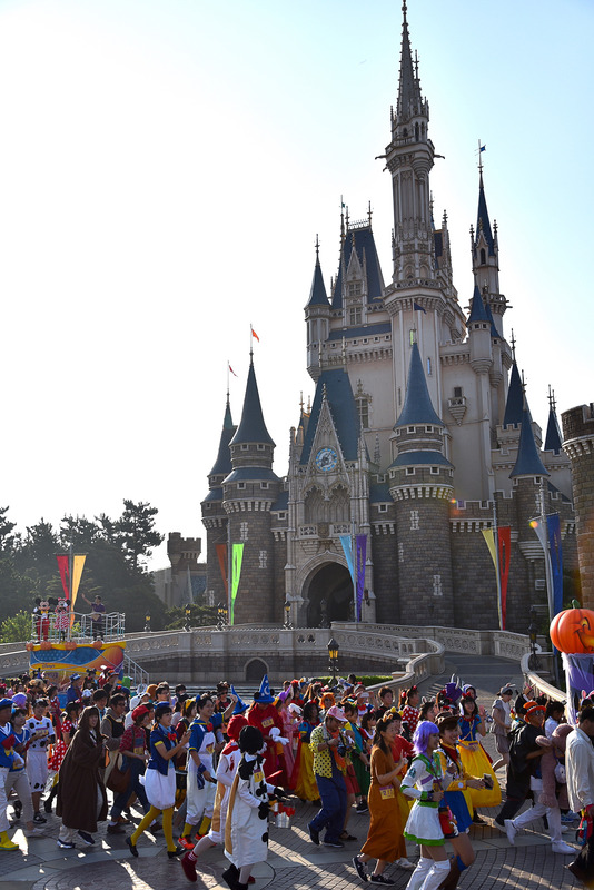 ミッキーマウスとミニーマウスが応援するなか、まずはプラザ周辺を一周半