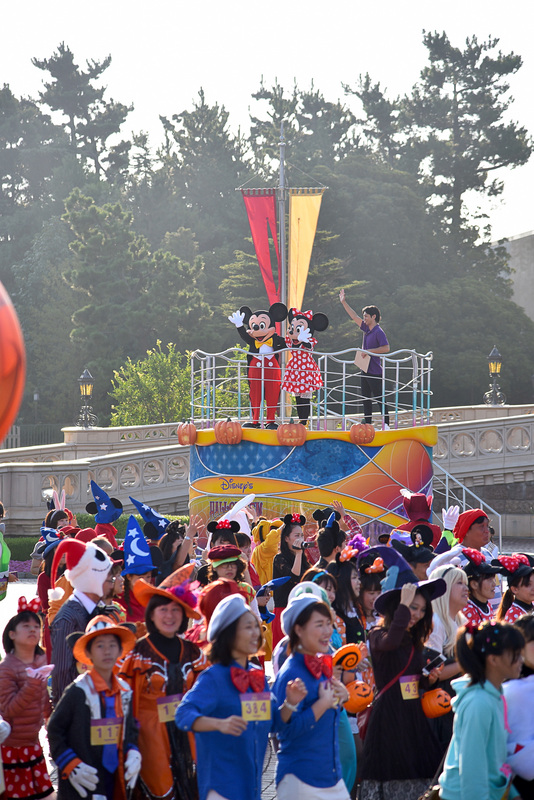 ミッキーマウスとミニーマウスが応援するなか、まずはプラザ周辺を一周半