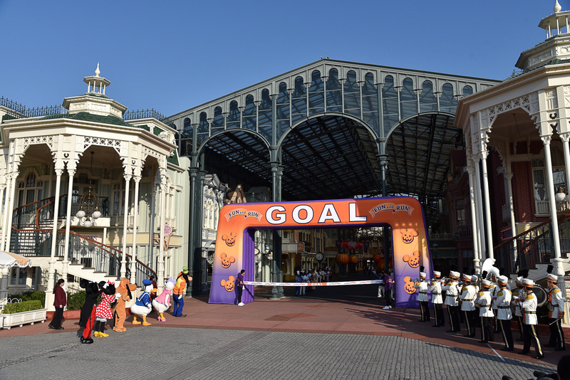 ゴールゲートの先にはミッキーマウスたちが到着ゲストのお迎えのためにドキドキしながら待っていた