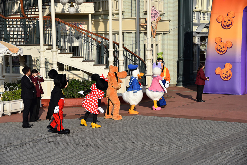 ゴールゲートの先にはミッキーマウスたちが到着ゲストのお迎えのためにドキドキしながら待っていた