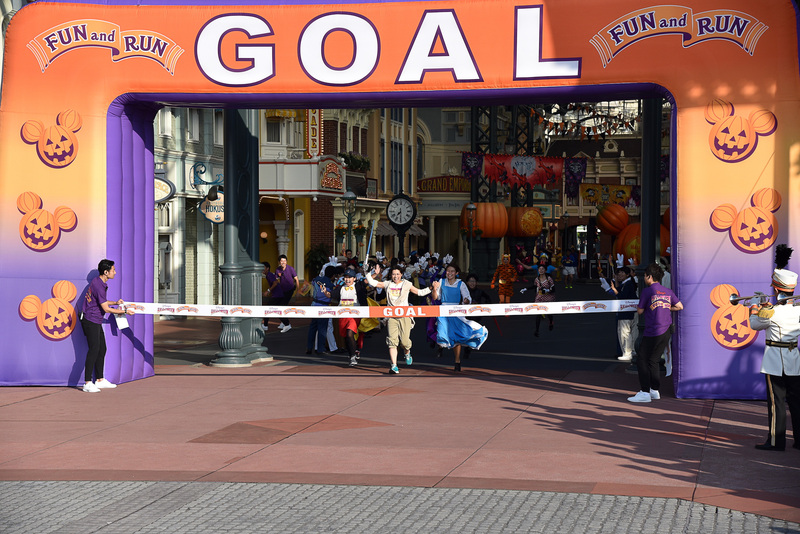 ゴールテープが切られ、続々と参加ゲストたちがゴールへと到着