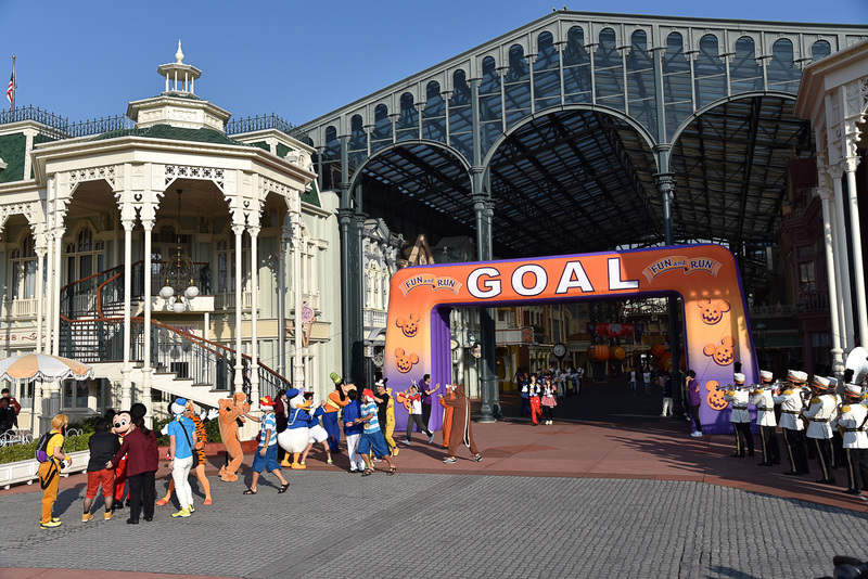 無事に完走できたことをミッキーマウスたちに報告