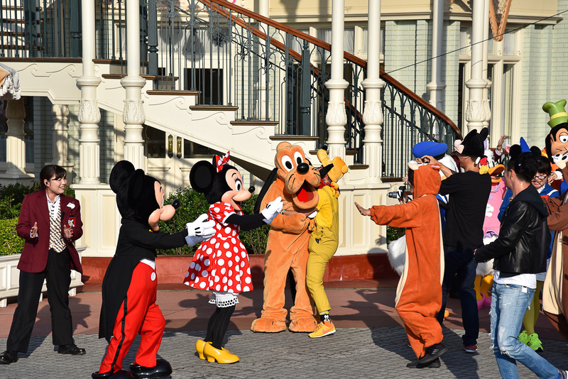 お気に入りの仮装姿で、キャラクターたちとハグでゴールをお祝い！