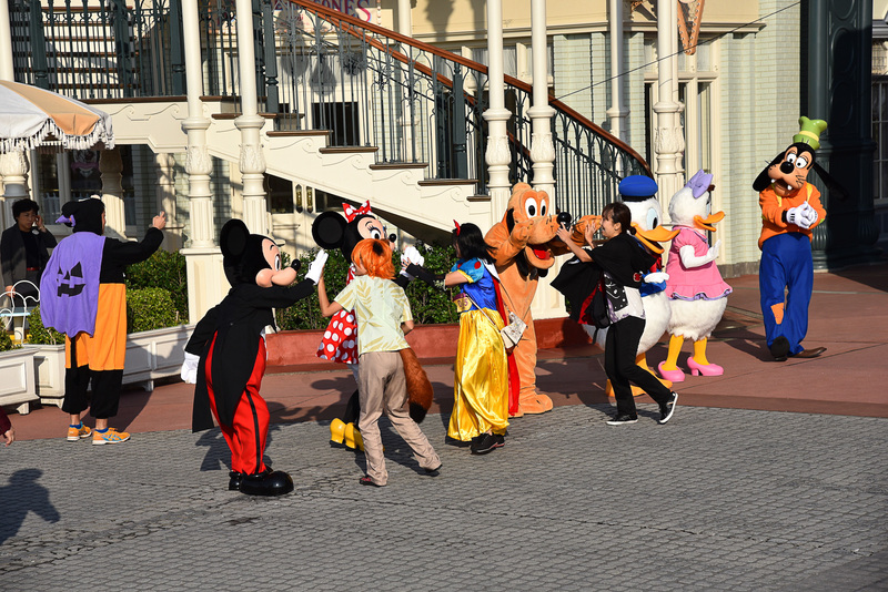 ミッキーマウスたち全員とハイタッチ