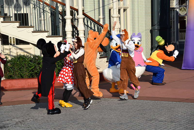 ジャンプするなど体全体を使って喜びをミッキーマウスと分かち合うなどほっこり